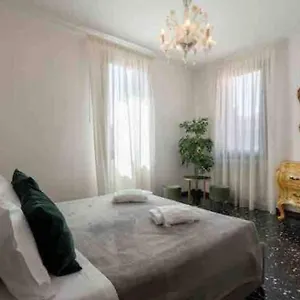 ca-pesaro-rooftop-terrace-apartment.hotelinveneto.com/