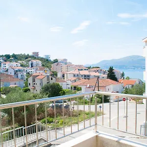https://apartment-horizont.hotels-in-trogir.com